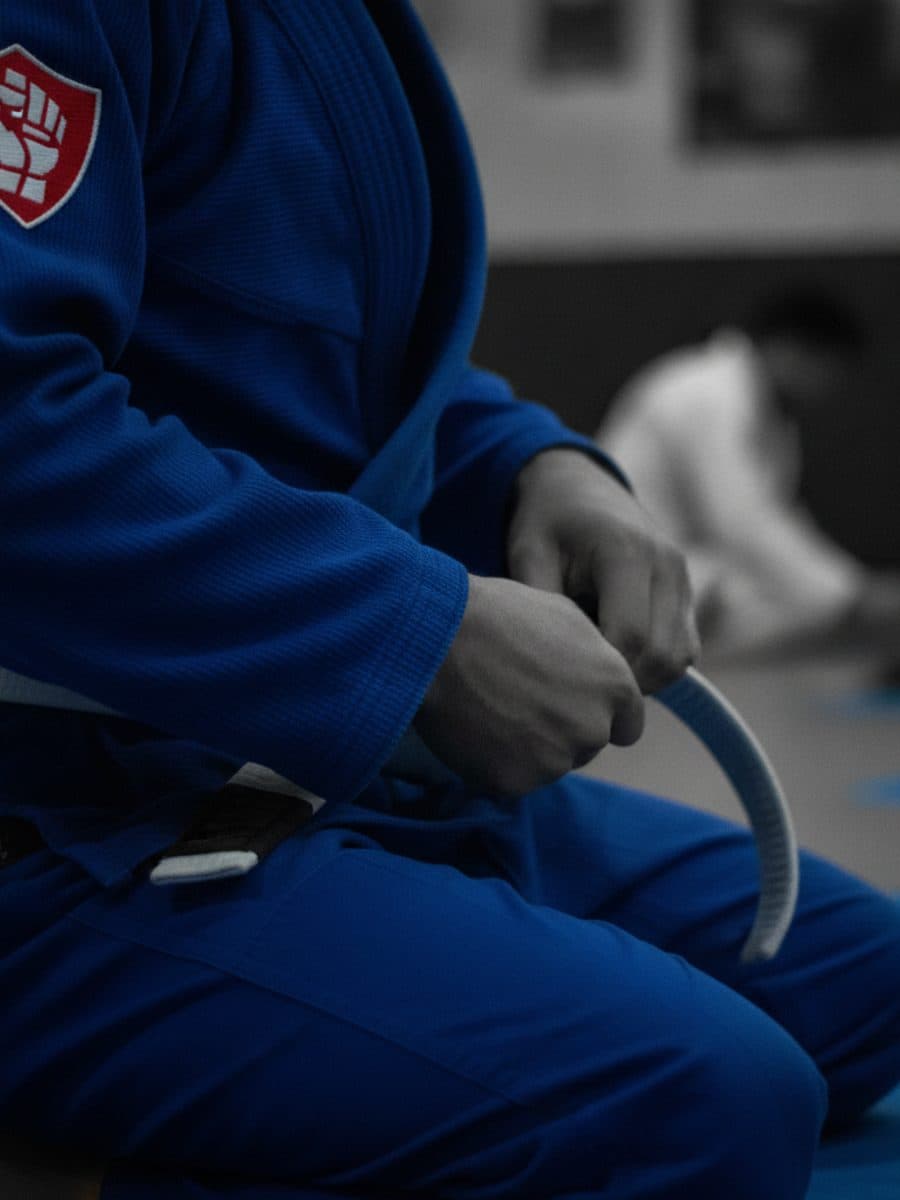 Ajuste da faixa no kimono